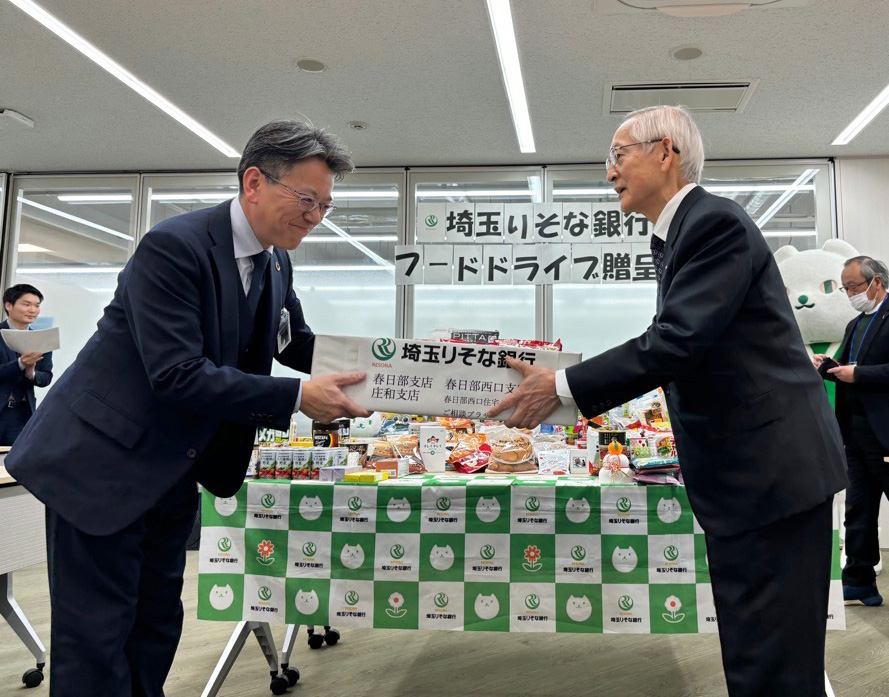 集まった食品を寄贈した。